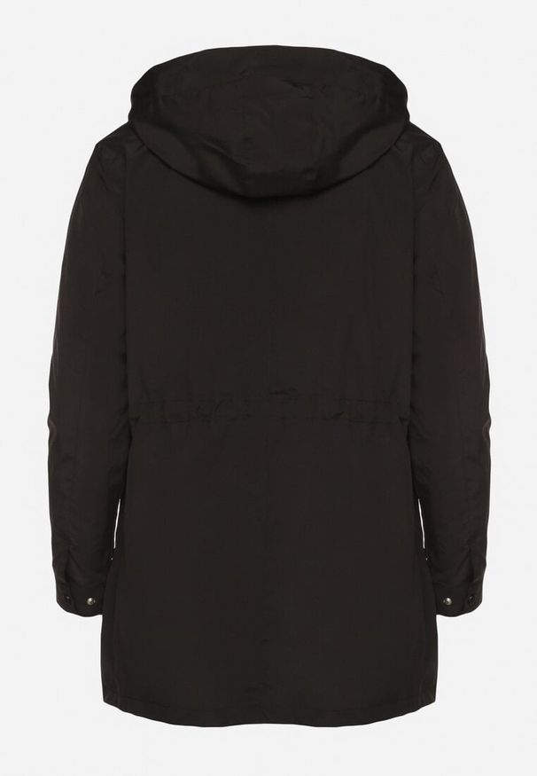Born2be - Czarna Kurtka Wiatrówka o Kroju Parki z Odpinanym Kapturem Nalinora. Okazja: na co dzień. Kolekcja: plus size. Kolor: czarny. Materiał: dzianina, jeans. Długość rękawa: długi rękaw. Długość: długie. Wzór: aplikacja. Styl: casual, elegancki, klasyczny