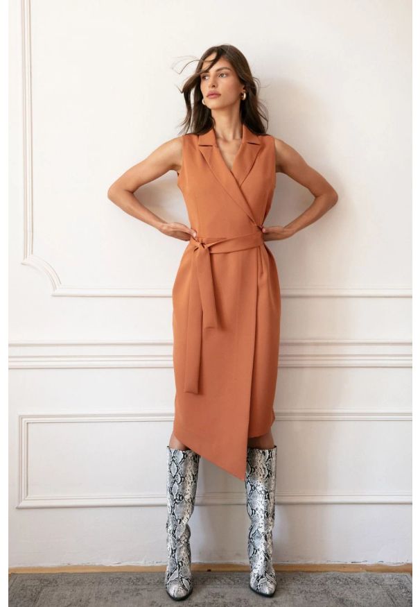 Sukienki.shop - Sukienka marynarka na lato bez rękawów żakietowa brązowa. Okazja: na spotkanie biznesowe, na komunię, na ślub cywilny, do pracy, na wesele. Kolor: czerwony, brązowy. Długość rękawa: bez rękawów. Sezon: lato. Typ sukienki: asymetryczne. Styl: biznesowy, wizytowy