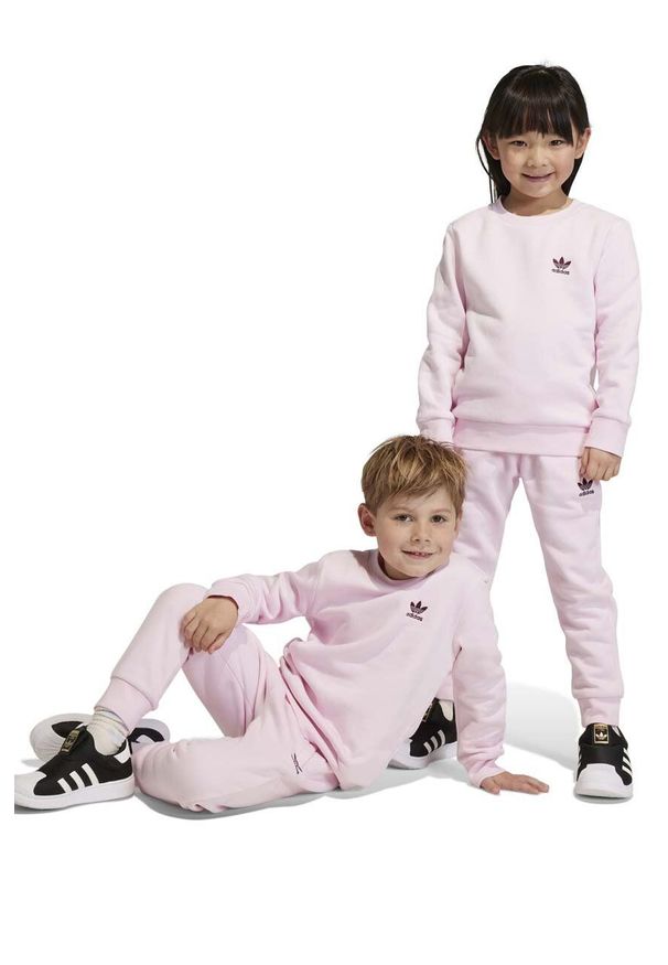 adidas Originals dres dziecięcy kolor różowy. Kolor: różowy. Materiał: dresówka