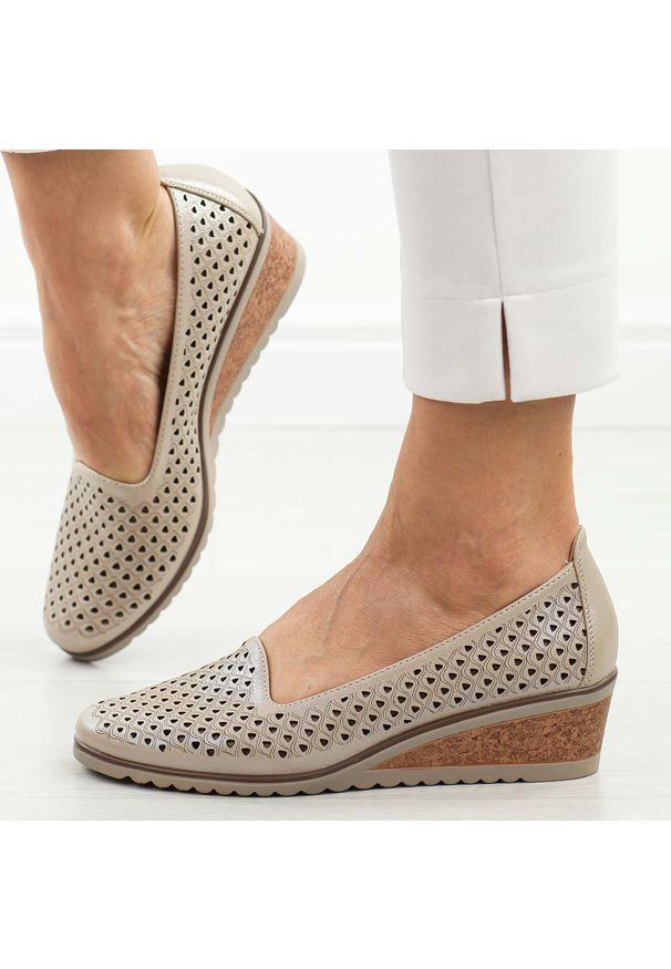 POTOCKI - Beżowe czółenka damskie na koturnie Potocki 12018. Okazja: na co dzień. Kolor: beżowy. Szerokość cholewki: normalna. Wzór: ażurowy. Materiał: skóra. Sezon: wiosna, jesień, lato. Obcas: na koturnie. Styl: casual, elegancki, klasyczny. Wysokość obcasa: średni