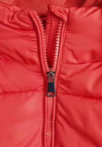 Renee - Czerwona Kurtka Pikowana Wykończona Kapturem Aviatoria. Okazja: do pracy. Kolor: czerwony. Materiał: dzianina, jeans #6