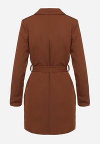 Born2be - Brązowa Sukienkowa Marynarka z Paskiem w Talii Saathvika. Okazja: na co dzień. Kolor: brązowy. Materiał: materiał. Styl: casual #4