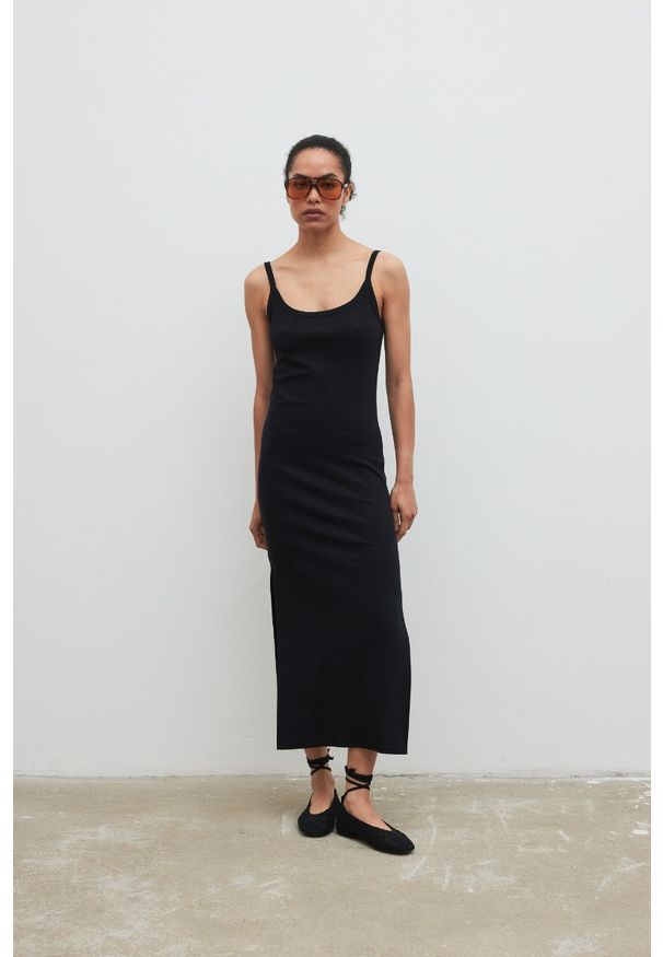 Marsala - Sukienka na ramiączkach z prążkowanej dzianiny w kolorze TOTALLY BLACK - CARMEN MAXI-M/L. Typ kołnierza: typu carmen. Materiał: dzianina, prążkowany. Długość rękawa: na ramiączkach. Długość: maxi