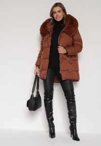Born2be - Brązowa Pikowana Kurtka o Pudełkowym Kroju z Odpinanym Futerkiem i Ozdobnym Suwakiem Hedilina. Okazja: na co dzień, na spacer. Kolor: brązowy. Materiał: futro. Styl: casual, elegancki #2