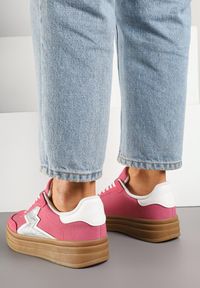 Renee - Fuksjowe Sneakersy w Stylu Tenisówek Ozdobione Geometrycznym Wzorem Tolivanna. Okazja: na co dzień. Zapięcie: sznurówki. Kolor: różowy. Materiał: jeans. Wzór: geometria, aplikacja