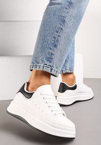 Renee - Biało-Czarne Sznurowane Sneakersy z Imitacji Skóry na Platformie Filamena. Kolor: biały. Materiał: skóra. Obcas: na platformie #6