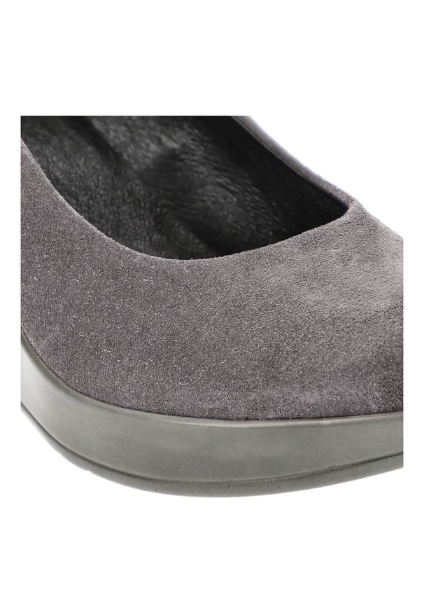 Czółenka damskie Karino, na wysokim koturnie eleganckie skórzane zamszowe wygodne z okrągłym noskiem, szare, 1224-002-P. Okazja: na co dzień. Nosek buta: okrągły. Kolor: szary. Materiał: welur, skóra, zamsz. Obcas: na koturnie. Styl: elegancki