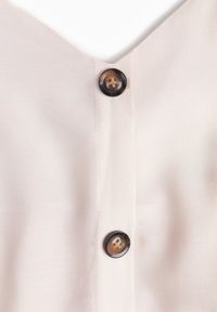 Renee - Beżowa Sukienka z Wiskozy Kena. Okazja: na co dzień. Typ kołnierza: kokarda. Kolor: beżowy. Typ sukienki: proste. Materiał: wiskoza. Długość rękawa: na ramiączkach. Sezon: lato. Styl: casual. Długość: maxi #7