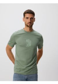 Reserved - T-shirt regular z haftem - jasnozielony. Kolor: zielony. Materiał: wiskoza, dzianina. Wzór: haft