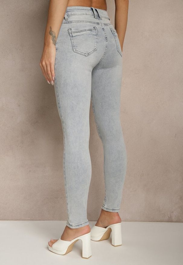 Renee - Jasnoniebieskie Casualowe Jeansy Slim Regular Nairionis. Okazja: na co dzień. Kolor: niebieski. Wzór: aplikacja. Styl: casual