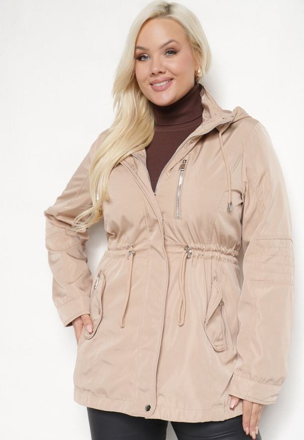 Born2be - Beżowa Kurtka Parka z Kapturem i Kieszeniami Sinora. Okazja: na co dzień. Typ kołnierza: kaptur. Kolekcja: plus size. Kolor: beżowy. Materiał: jeans. Styl: casual, elegancki