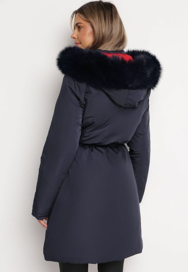 Born2be - Granatowa Dwustronna Kurtka za Kolano z Kapturem z Futerkiem Zephyro. Typ kołnierza: kaptur. Kolor: niebieski. Materiał: futro. Długość: długie. Wzór: gładki, aplikacja