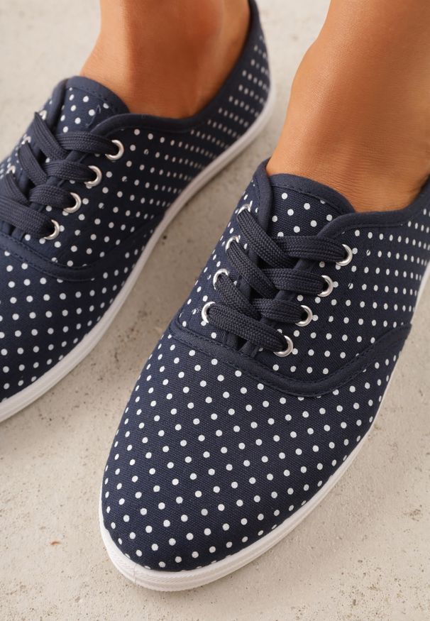 Renee - Granatowe Tenisówki przed Kostkę w Kropki Porenia. Okazja: na co dzień. Wysokość cholewki: przed kostkę. Zapięcie: sznurówki. Kolor: niebieski. Materiał: jeans. Wzór: kropki. Styl: elegancki, retro, klasyczny, casual
