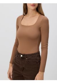 Reserved - Body z dekoltem karo - brązowy. Typ kołnierza: dekolt w karo. Kolor: brązowy. Materiał: dzianina. Wzór: gładki