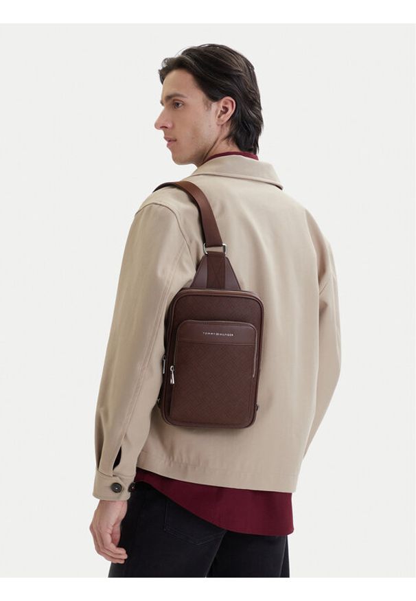 TOMMY HILFIGER - Tommy Hilfiger Saszetka Th Flag Monogram Sling Pack AM0AM14140 Brązowy. Kolor: brązowy. Materiał: skóra