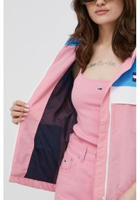 Tommy Jeans kurtka damska kolor różowy przejściowa. Okazja: na co dzień. Kolor: różowy. Materiał: materiał, włókno. Styl: casual