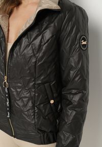 Born2be - Czarna Kurtka z Pikowanymi Przeszyciami i Elastyczną Gumką w Pasie Relriva. Okazja: na co dzień. Kolor: czarny. Materiał: jeans. Styl: casual, elegancki #9