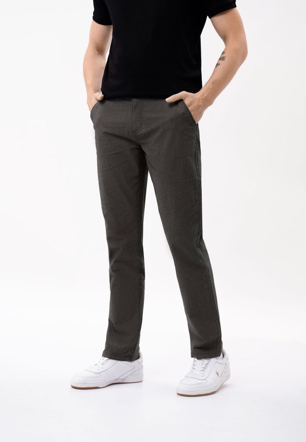 Volcano - Spodnie chino, Regular Fit, R-PETRO. Okazja: na co dzień. Materiał: elastan, tkanina, nubuk, bawełna, materiał. Wzór: aplikacja. Styl: klasyczny, casual, elegancki