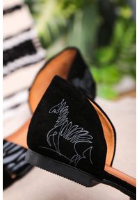 Maciejka - Czarne sandały maciejka skórzane z zakrytą piętą paski na krzyż zebra 3615a-01/00-5. Zapięcie: pasek. Kolor: czarny. Materiał: skóra. Wzór: paski, motyw zwierzęcy #1