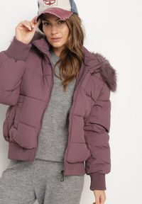 Born2be - Fioletowa Pikowana Kurtka z Szerokimi Ściągaczami i Ozdobnym Futrem przy Kapturze Inandria. Okazja: na spotkanie biznesowe, do pracy, na co dzień. Kolor: fioletowy. Materiał: futro. Długość rękawa: długi rękaw. Długość: długie. Styl: elegancki, casual, klasyczny, biznesowy #2