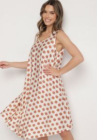 Born2be - Beżowa Sukienka o Pudełkowym Kroju Bez Rękawów w Kropki Fevasine. Okazja: na co dzień. Kolor: beżowy. Długość rękawa: bez rękawów. Wzór: kropki. Styl: klasyczny, casual, elegancki #5