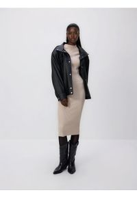 Reserved - Prążkowana sukienka z wiskozą - beżowy. Kolor: beżowy. Materiał: prążkowany, wiskoza