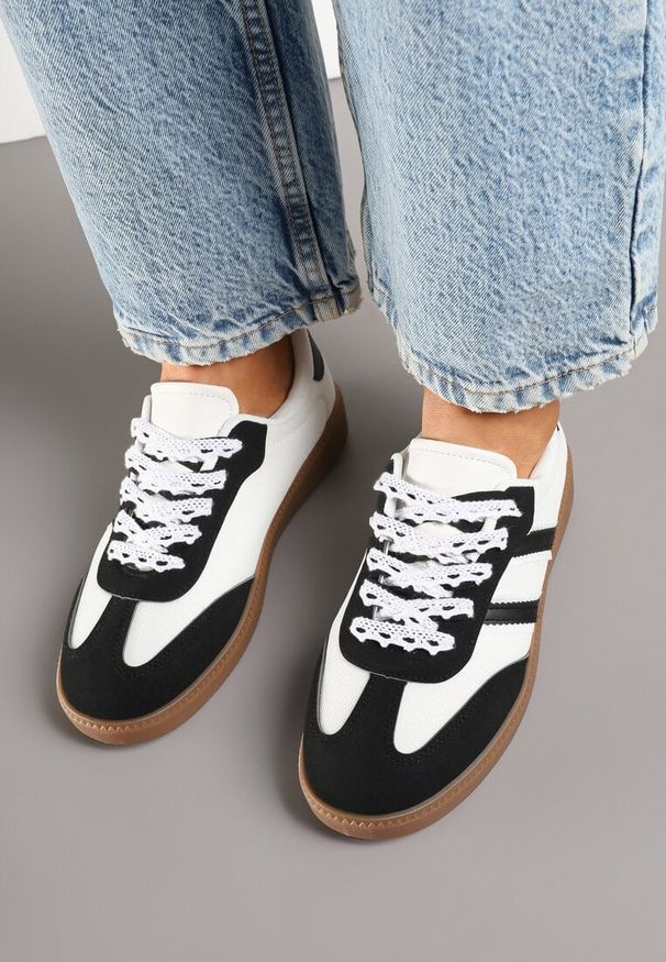 Renee - Czarno-Białe Sneakersy Tenisówki z Przeszyciami Lurivia. Okazja: na co dzień. Kolor: czarny. Materiał: jeans