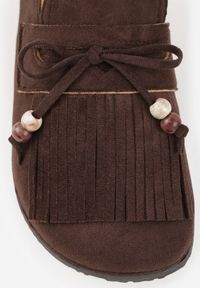 Renee - Brązowe Klapki Mule na Płaskiej Podeszwie z Frędzlami Kokardą i Koralikami Zinriara. Okazja: na co dzień. Nosek buta: otwarty. Kolor: brązowy. Materiał: jeans. Wzór: haft, aplikacja. Obcas: na płaskiej podeszwie. Styl: boho, casual, elegancki #4