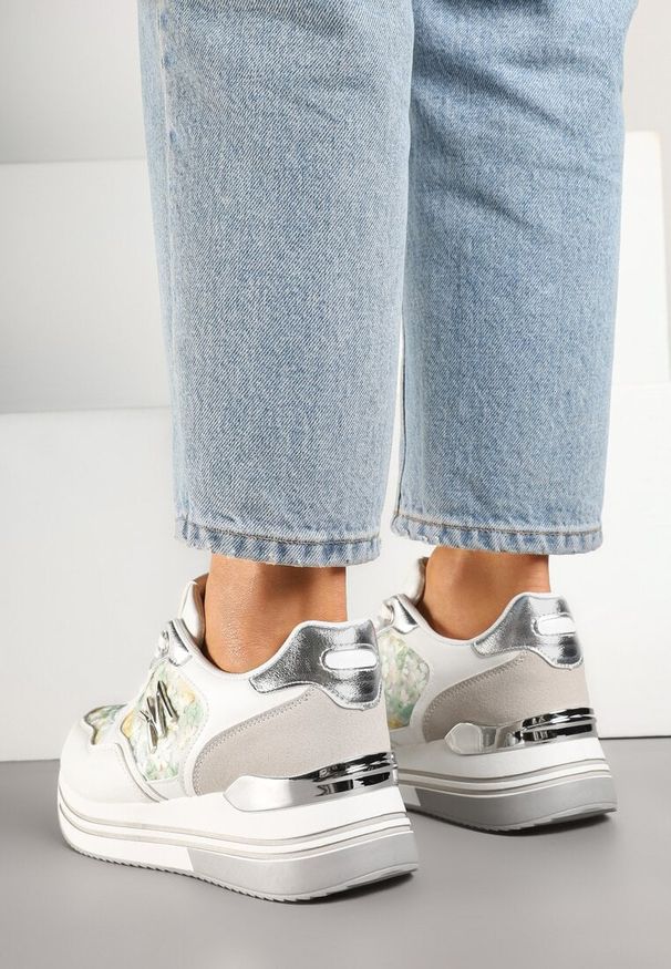 Renee - Biało-Zielone Sneakersy Ozdobione Metalicznymi Literami Divlirra. Kolor: biały. Materiał: jeans. Wzór: aplikacja