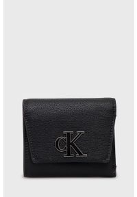 Calvin Klein Jeans portfel damski kolor czarny. Kolor: czarny. Materiał: materiał, włókno