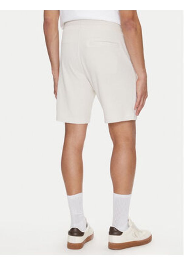 Calvin Klein Jeans Szorty sportowe J30J327247 Beżowy Regular Fit. Kolor: beżowy. Materiał: syntetyk, bawełna. Styl: sportowy