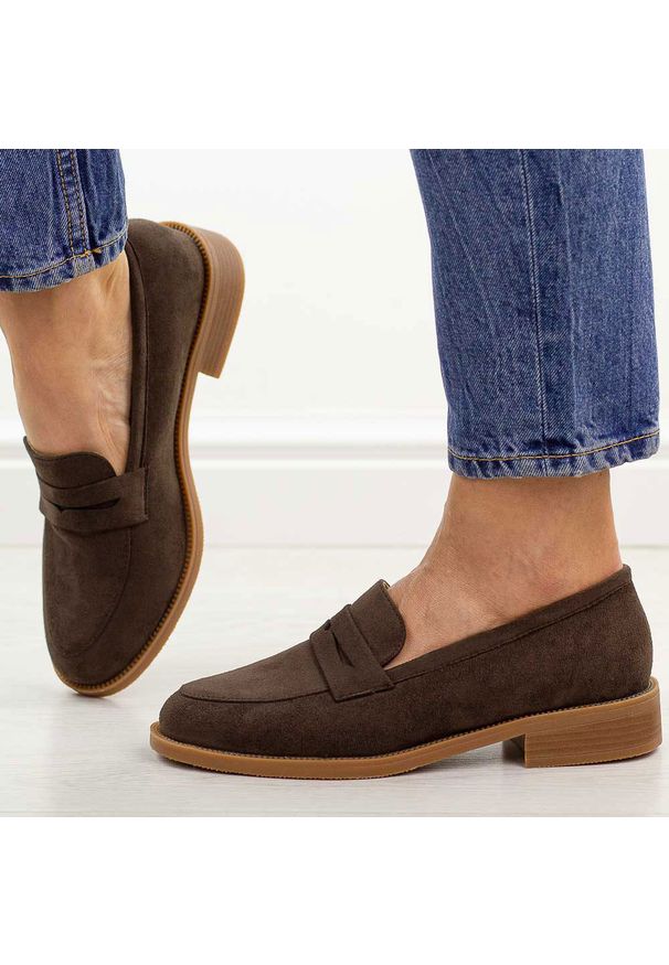 D.Brązowe mokasyny damskie M.Daszyński 2398-4. Okazja: na co dzień. Nosek buta: okrągły. Zapięcie: bez zapięcia. Kolor: brązowy. Szerokość cholewki: normalna. Materiał: skóra. Sezon: wiosna, jesień, lato. Obcas: na obcasie. Styl: casual, elegancki, klasyczny. Wysokość obcasa: niski