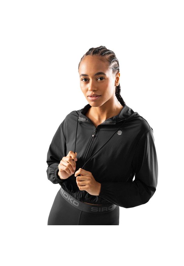 SIROKO - Damska krótka ultralekka treningowa kurtka wiatrówka Fitness Siroko Pando. Kolor: czarny. Materiał: materiał. Długość: krótkie. Sezon: zima. Sport: fitness