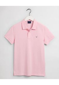 GANT - Różowa koszulka polo. Okazja: na spacer. Typ kołnierza: polo. Kolor: różowy, wielokolorowy, fioletowy. Materiał: bawełna, prążkowany. Sezon: wiosna. Styl: klasyczny, wakacyjny, elegancki #1