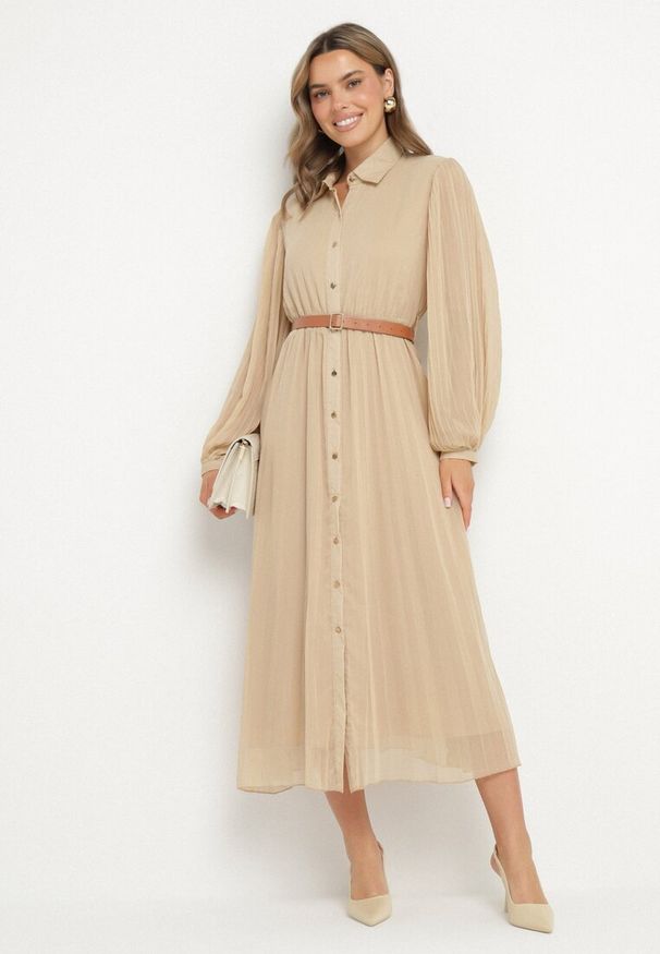 Born2be - Beżowa Plisowana Sukienka o Koszulowym Kroju z Dodatkowym Paskiem Mialessa. Okazja: na co dzień. Kolor: beżowy. Materiał: materiał. Typ sukienki: koszulowe. Styl: klasyczny, casual, elegancki