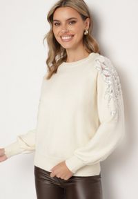 Born2be - Jasnobeżowy Sweter z Modalem i Wiskozą Ozdobiony Cyrkoniami i Koralikami Zozirra. Okazja: na spotkanie biznesowe, na co dzień. Kolor: beżowy. Materiał: wiskoza. Długość rękawa: długi rękaw. Długość: długie. Wzór: aplikacja. Styl: biznesowy, casual, klasyczny, elegancki