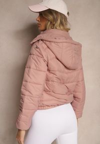 Renee - Ciemnoróżowa Kurtka z Odpinanym Kapturem Ozdobiona Pikowaniem Jolvesa. Okazja: na spacer, na co dzień. Kolor: różowy. Materiał: jeans. Wzór: aplikacja. Styl: casual, elegancki #3