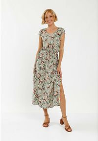 Volcano - Wzorzysta, długa sukienka G-KEA. Okazja: na co dzień. Typ kołnierza: dekolt w serek. Kolor: zielony. Wzór: kolorowy, kwiaty, paski. Typ sukienki: proste. Materiał: wiskoza, materiał. Długość rękawa: krótki rękaw. Sezon: lato. Styl: casual. Długość: maxi #1