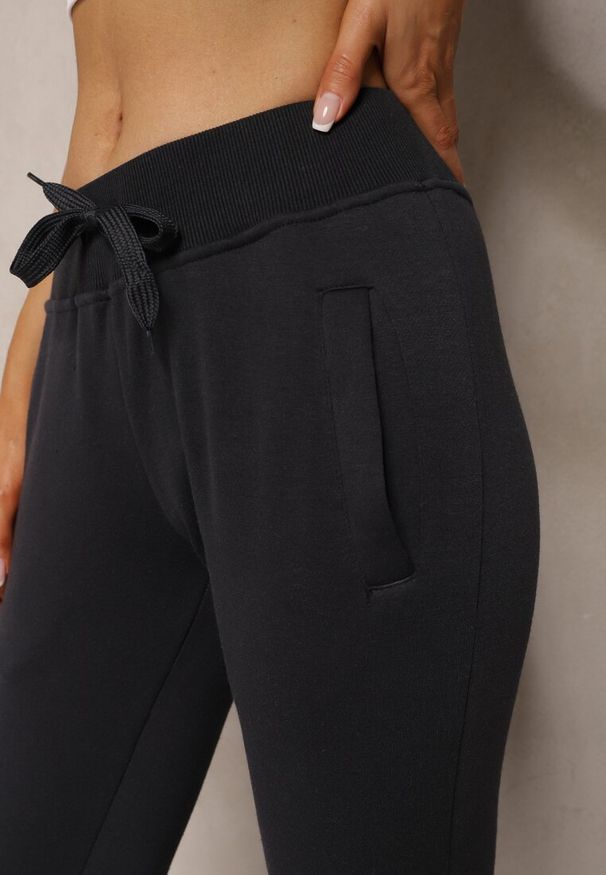 Renee - Granatowe Spodnie Dresowe z Polarem i Ściągaczami Tala. Okazja: na co dzień. Stan: podwyższony. Kolor: niebieski. Materiał: dresówka, polar. Styl: casual