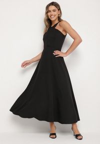 Born2be - Czarna Rozkloszowana Sukienka z Wiskozą i Dekoltem Typu Halter Dolienna. Typ kołnierza: dekolt halter. Kolor: czarny. Materiał: wiskoza. Typ sukienki: rozkloszowane. Styl: elegancki