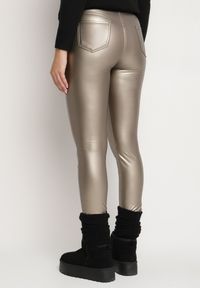 Born2be - Złote Legginsy z Ekoskóry z Wysokim Stanem i Wsuwanymi Kieszeniami Rievalia. Stan: podwyższony. Kolor: złoty. Materiał: skóra. Sezon: zima #3