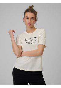 4f - 4F T-shirt regular z nadrukiem damski - beżowy M. Okazja: na co dzień. Kolor: beżowy. Materiał: dzianina, bawełna, materiał, elastan. Długość rękawa: krótki rękaw. Długość: krótkie. Wzór: nadruk. Styl: casual #1