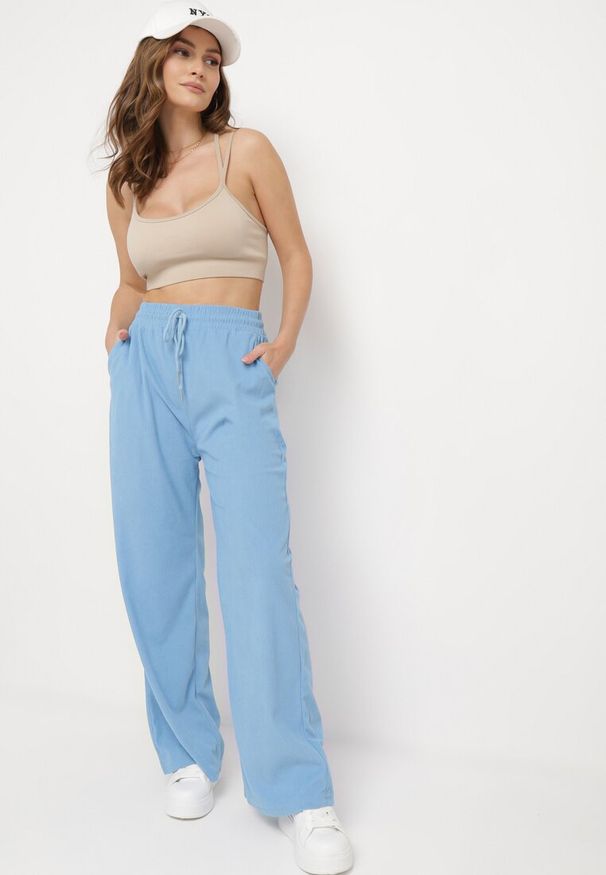 Born2be - Niebieskie Prążkowane Spodnie z Szerokimi Nogawkami i Gumką w Pasie Itrulla. Okazja: na co dzień. Stan: podwyższony. Kolor: niebieski. Materiał: prążkowany. Styl: casual