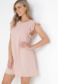 Born2be - Różowa Pudełkowa Sukienka Mini z Falbankami przy Ramionach Alizea. Typ kołnierza: kołnierz z falbankami. Kolor: różowy. Sezon: wiosna, lato. Długość: mini #4