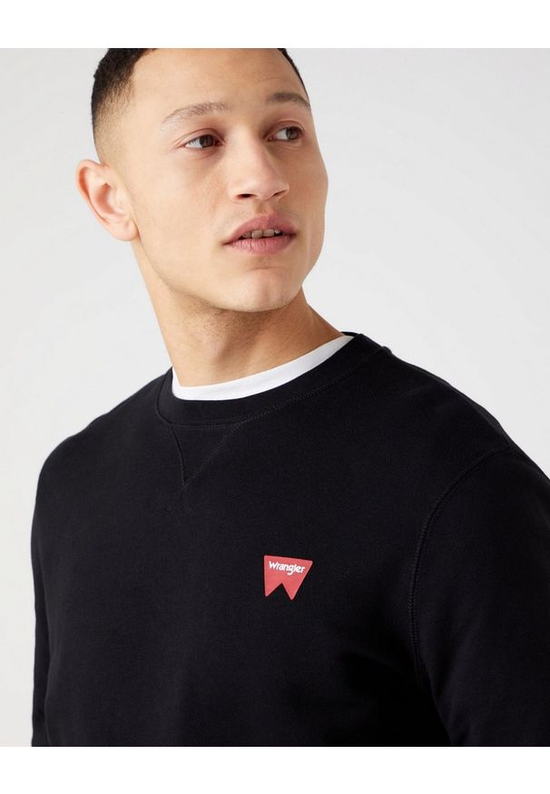 Wrangler - WRANGLER SIGN OFF CREW MĘSKA BLUZA KLASYCZNA LOGO W661HA100 112320288. Okazja: do pracy, na co dzień, na spacer. Materiał: jeans, puch, skóra, bawełna. Długość rękawa: długi rękaw. Długość: długie. Styl: klasyczny