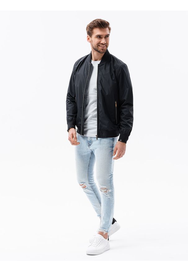 Czarna kurtka Ombre Clothing na wiosnę