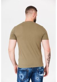Guess - GUESS Khaki t-shirt męski w serek. Typ kołnierza: dekolt w serek. Kolor: zielony. Wzór: aplikacja