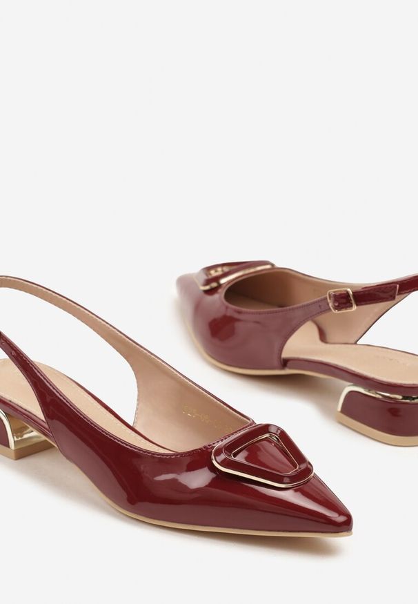 Renee - Bordowe Sandały Vices Typu Slingback na Niskim Obcasie ze Skórzaną Wkładką Geometryczną Ozdobą Lilienia. Zapięcie: sprzączka. Kolor: czerwony. Materiał: skóra. Wzór: aplikacja, geometria. Obcas: na obcasie. Styl: elegancki. Wysokość obcasa: niski