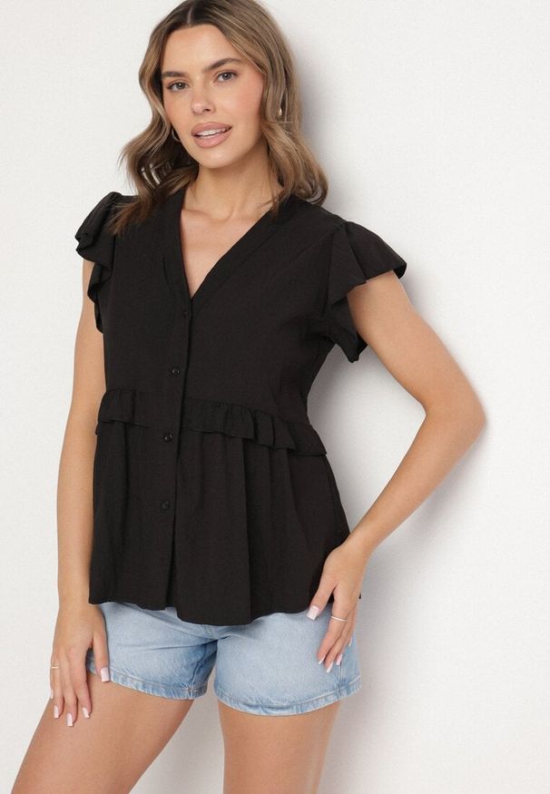 Born2be - Czarna Koszula z Wiskozą z Falbankami i Dekoltem w Kształcie Litery V Alivienne. Okazja: na co dzień. Typ kołnierza: dekolt w kształcie V, kołnierz z falbankami. Kolor: czarny. Materiał: wiskoza. Długość rękawa: krótki rękaw. Długość: krótkie. Styl: casual