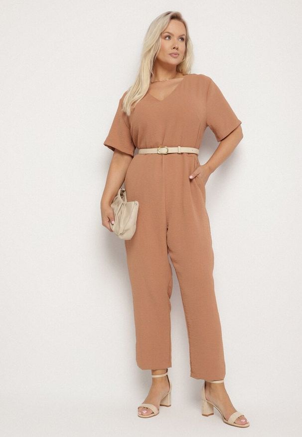 Born2be - Brązowy Kombinezon Panomeda. Kolekcja: plus size. Kolor: brązowy. Materiał: tkanina. Długość rękawa: krótki rękaw. Długość: krótkie. Wzór: gładki, kolorowy, jednolity. Styl: klasyczny